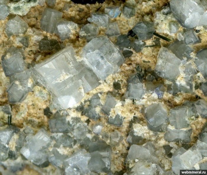 Фотография минерала Эдингтонит, Тальк, Магнезиоарфведсонит. Инаглинское месторождение хромдиопсида.