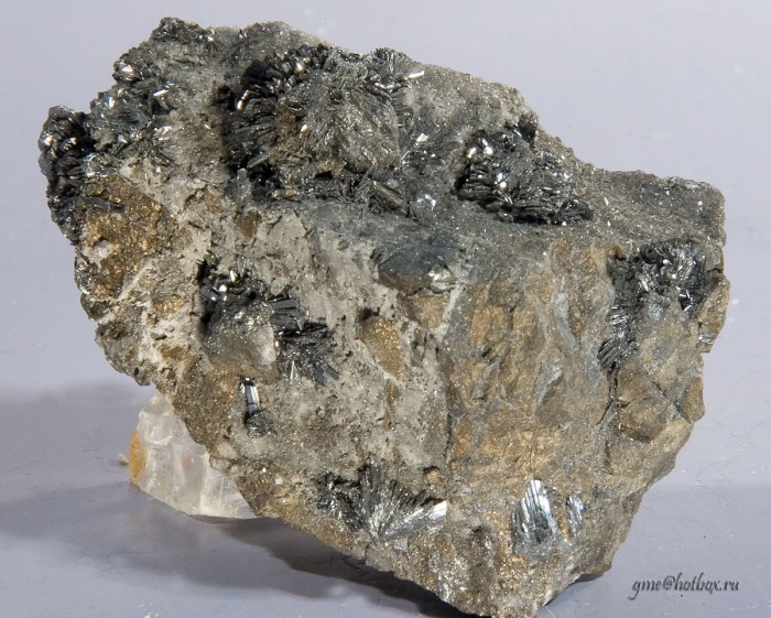 Фотография минерала Антимонит, Кварц, Халькопирит. Благодатское месторождение.
