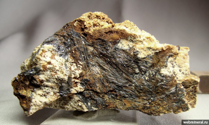 Фотография минерала Магнезиорибекит. Титановый шурф.