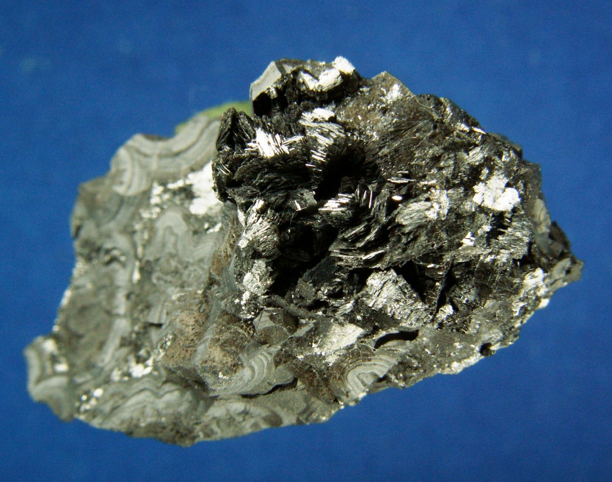Природный марганец. Пиролюзит минерал. Пиролюзит (минерал марганца). Пиролюзит mno2. Пиролюзит оолитовый.