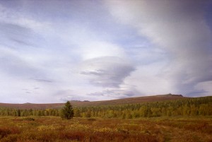 Гора Ярута (пупырь в правой части снимка).. Ярута гора. Минералы и месторождения. webmineral.ru