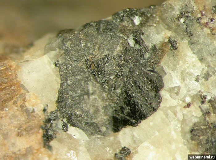 Фотография минерала Феррипербёит-(Ce), Тернебомит-(Ce). Бирая рудопроявление.