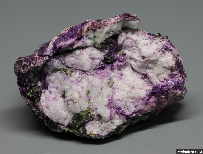 Фотография минерала Доломит, Брусит, Стихтит. Казнахтинский массив.