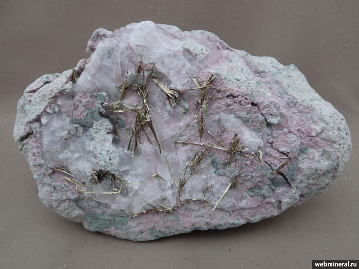 Фотография минерала Миллерит, Хромит, Кальцит, Титанит. Главное Сарановское (Cr) месторождение.